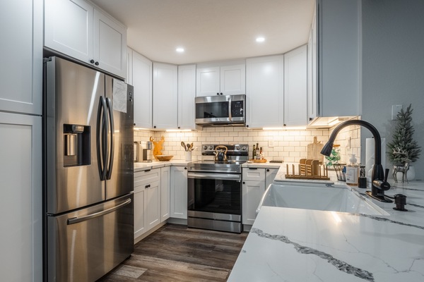 Kjøleskap, mikrobølgeovn, ovn og kokeplater