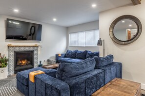 Smart TV, fireplace, video games, books - Bright & airy, serene, clean & comfy Snowcreek IV (Mammoth Lakes)