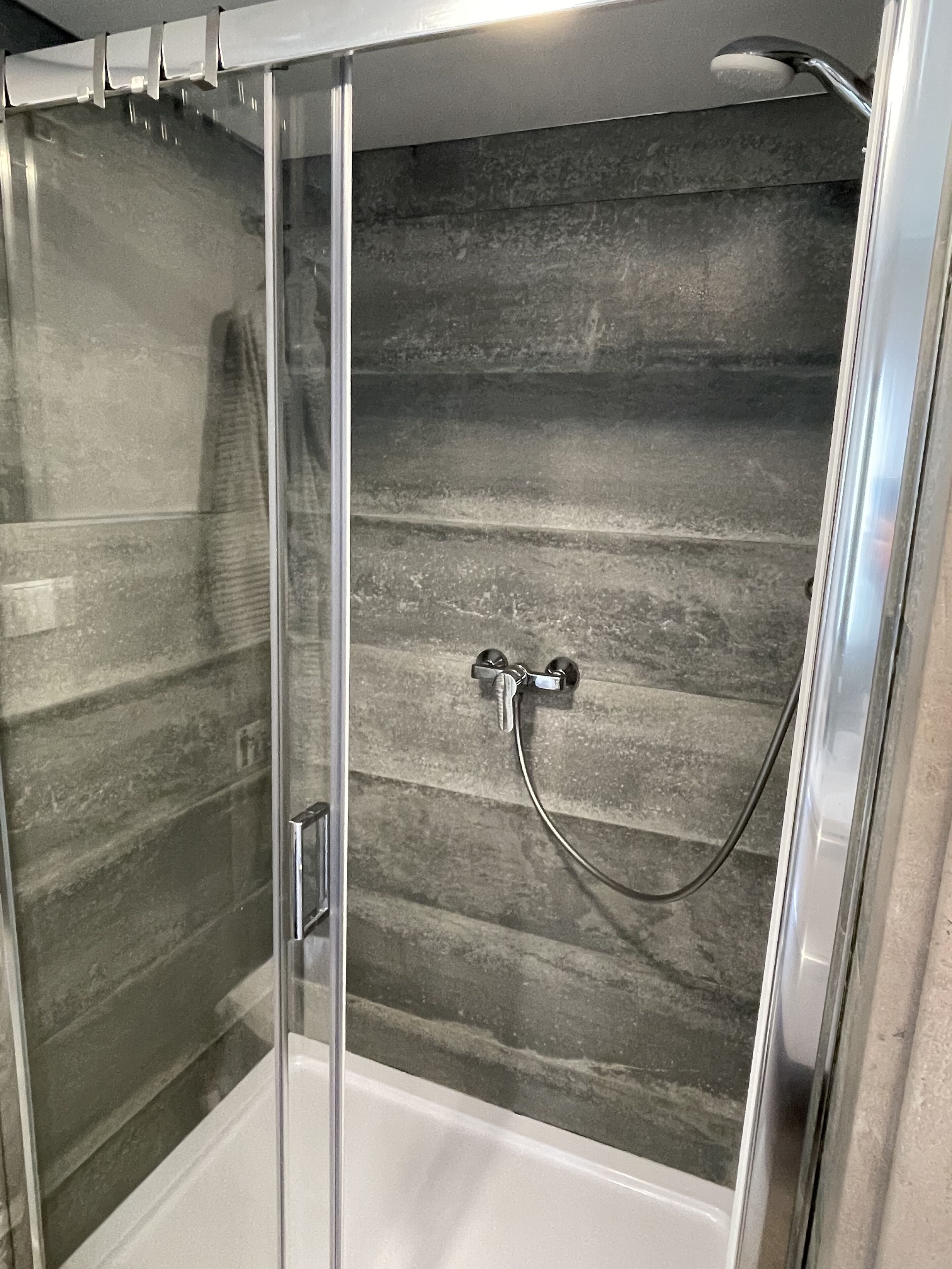 Douche, sèche-cheveux, serviettes fournies, papier toilette