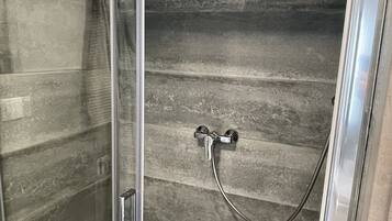 Douche, sĂšche-cheveux, serviettes fournies, papier toilette