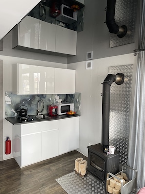 Kühlschrank, Mikrowelle, Herdplatte, Wasserkocher mit Kaffee-/Teezubehör