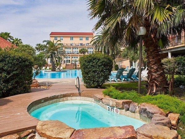 Alberca techada y alberca climatizada