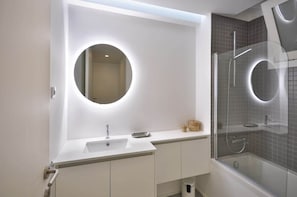 Baignoire, séchoir à cheveux