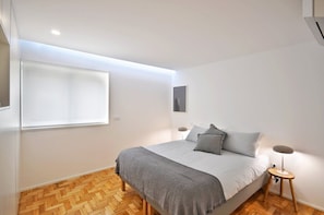 2 bedrooms, iron/ironing board, internet, bed sheets