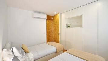 2 bedrooms, iron/ironing board, internet, bed sheets