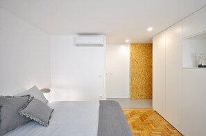 2 bedrooms, iron/ironing board, Internet, bed sheets