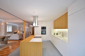 Geladeira, micro-ondas, fogão, lava-louças