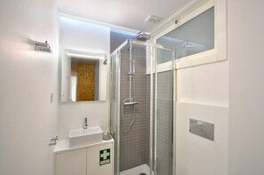 Bathtub, hair dryer - Casa do Bieira Family Apartment - Sé Apartments (Braga)