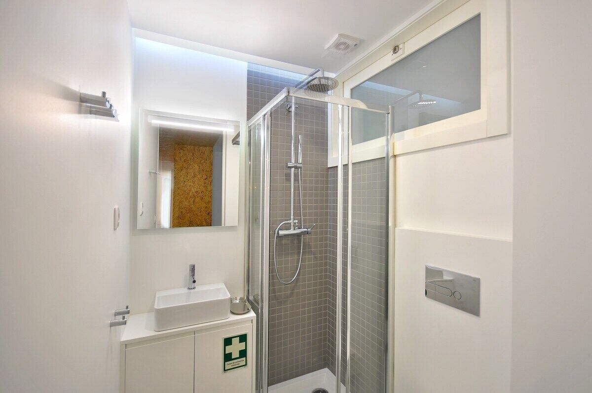 Bathtub, hair dryer