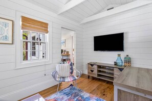 スマートテレビ、暖炉、書庫