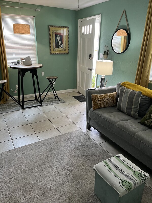 Smart TV - Bohemian Bungalow (Jacksonville)