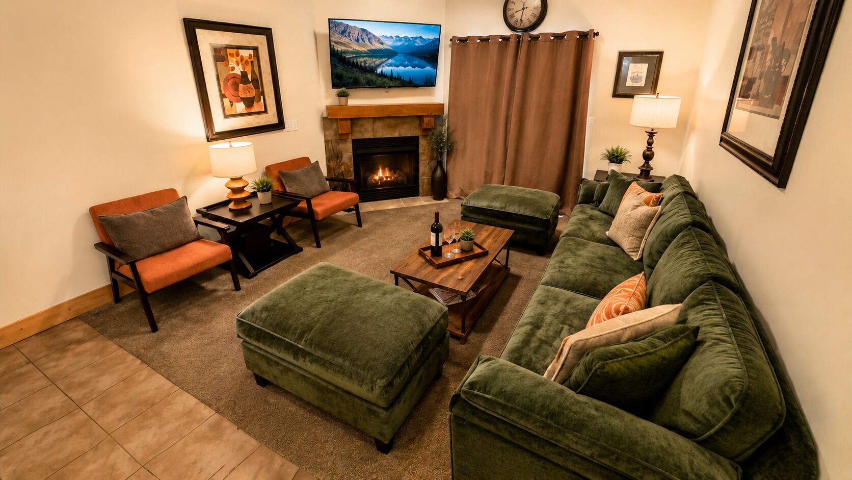 Una sala de estar con chimenea, muebles tapizados en verde, un televisor de pantalla plana y un reloj en la pared.