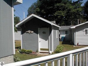 Property grounds - 2 bedroom cabin with beautiful lake view (Gladwin)