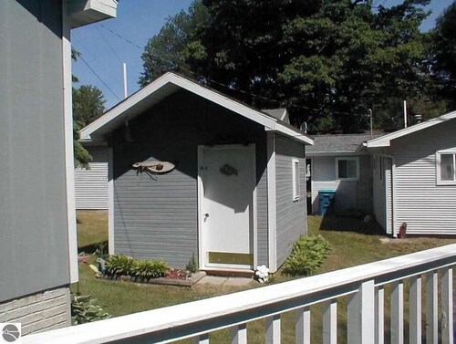 2 bedroom cabin with beautiful lake view