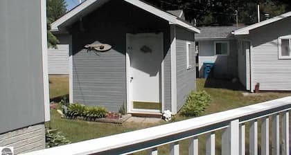 2 bedroom cabin with beautiful lake view