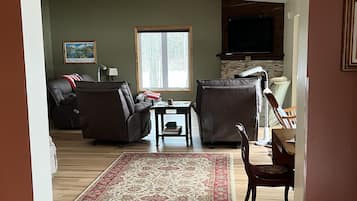 Télévision, cheminée, lecteur de DVD, médiathÚque