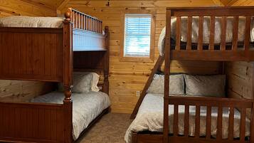 3 chambres, bureau, fer et planche Ă repasser, lit parapluie