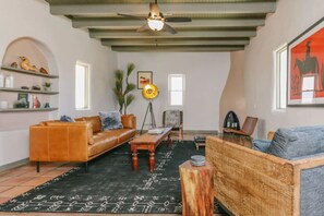 TV, fireplace, books - Big Bend Adobe Paradise - La Centinela (Presidio)