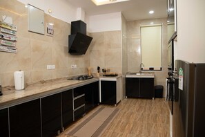 Réfrigérateur, micro-ondes, four, plaque de cuisson