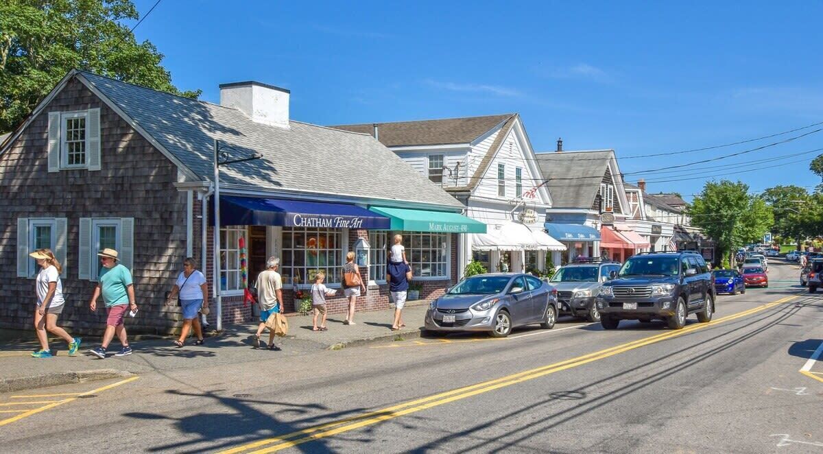 Calle con tiendas, incluyendo un escaparate con un letrero que dice "CHATHAM Fine Art".