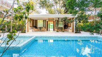 Alberca al aire libre y camastros