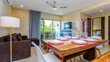 Apartamento grand, 2 quartos, varanda | Área de estar | TV de tela plana