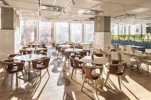 Se sirven desayunos, comidas, cenas y cocina italiana