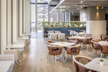 Breakfast, lunch, dinner served; Italian cuisine