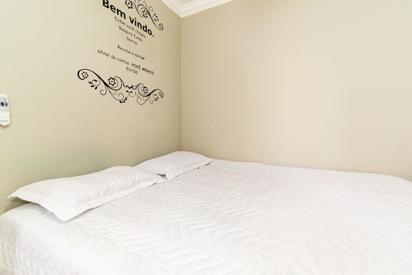 1 habitación, tabla de planchar con plancha, wifi gratis y ropa de cama 