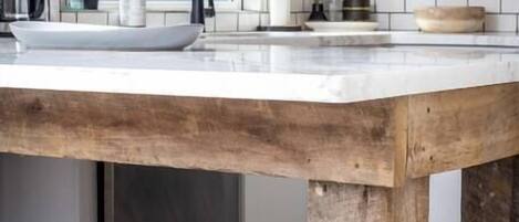 Køleskab, kogeplade, opvaskemaskine, spisebord