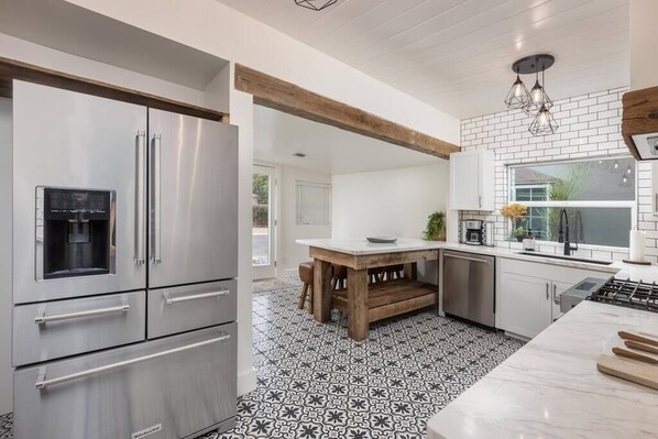 Fridge, stovetop, dishwasher, dining tables - The cottage at Scottsdale bungalows (Scottsdale)