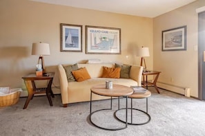 Smart TV, fireplace, ping pong, books - Creekside Serenity & Classic Winter Park Charm Spacious 3-Bedroom Condo! (Winter Park)