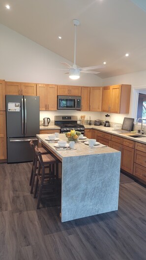 ثلاجة، ميكروويف، فرن، موقد طهي مسطح