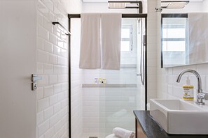 Apartamento junior | Baño | Ducha, artículos de higiene personal de diseño y secador de pelo