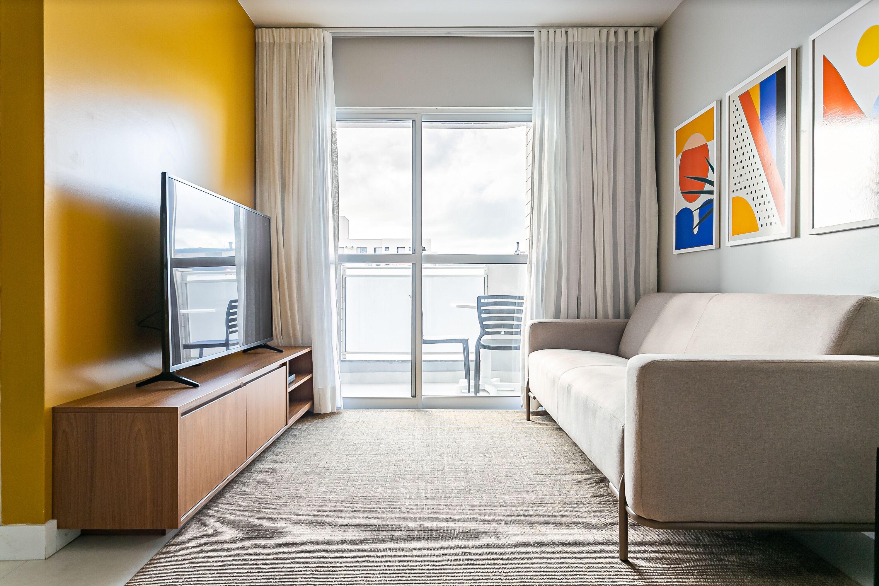 Apartamento família | Área de estar | TV LCD 32 polegadas com canais digitais, TV