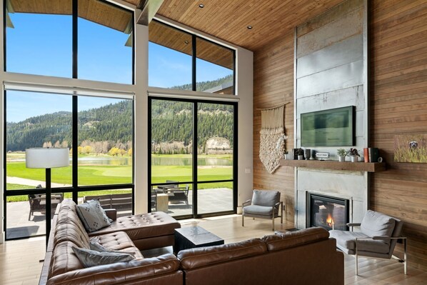 Télévision, cheminée