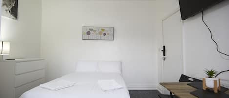 Studio Confort, salle de bains attenante, vue jardin | 1 chambre