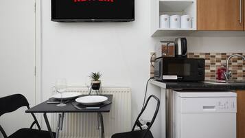 Comfort-studio, kylpyhuone makuuhuoneen yhteydessä | Ruokailu