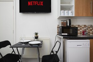 Comfort Studio, Ensuite | Dining - Hayy Studios Blackhouse (Huddersfield)