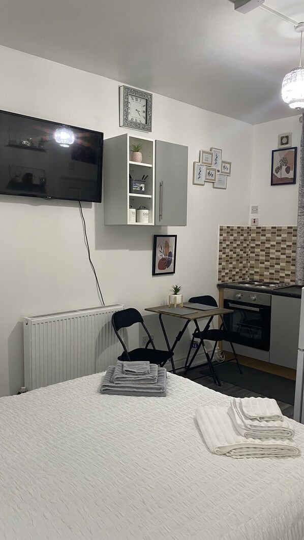 Studio Confort, salle de bains attenante, vue jardin | Intérieur