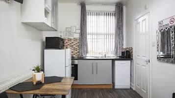 Comfort-studio, kylpyhuone makuuhuoneen yhteydessä, näköala puutarhaan | Ruokailu