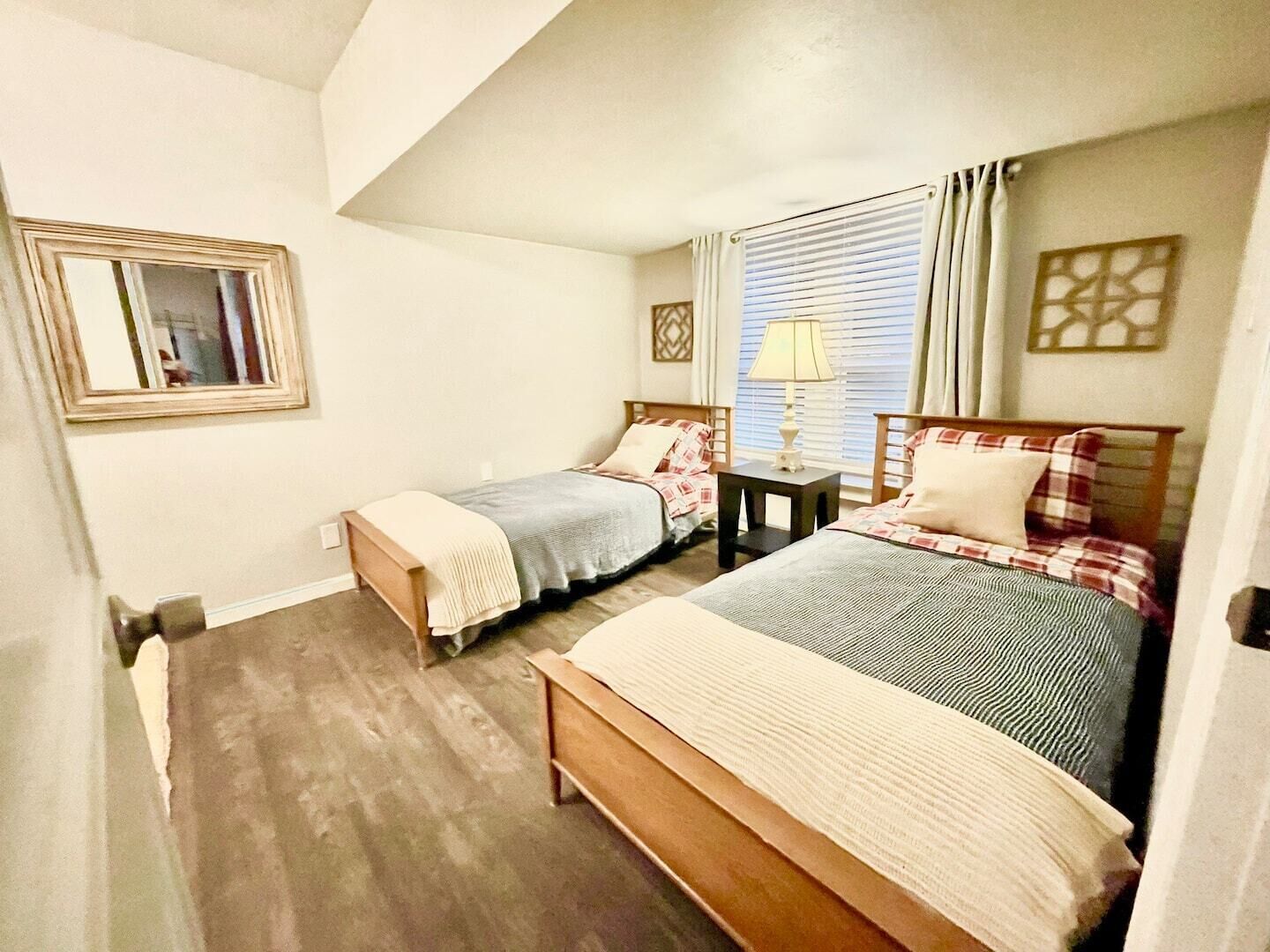 3 habitaciones, escritorio, tabla de planchar con plancha y wifi gratis 