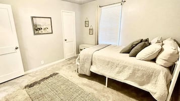 3 bedrooms, desk, iron/ironing board, free WiFi