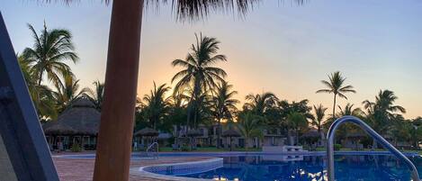 حمّام سباحة خارجي، حمّام سباحة مُدفَّأ