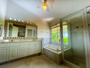 Bathtub, hair dryer, towels, soap - Preciosa Villa con Acceso a Playa y Albercas (Cruz de Huanacaxtle)