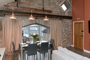 Apartment, Private Bathroom (Wells) | In-room dining