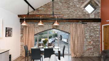 Apartment, Private Bathroom (Wells) | Restaurant