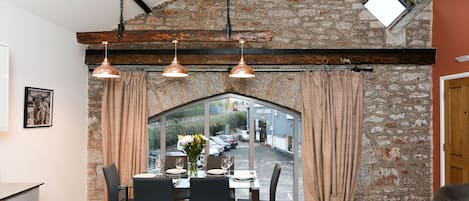 Apartment, Private Bathroom (Wells) | Restaurant