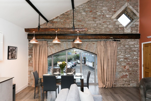 Apartment, Private Bathroom (Wells) | Restaurant