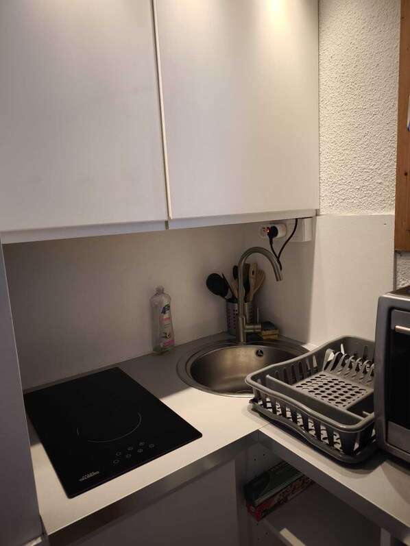 Coffee/tea maker, fridge, microwave, oven